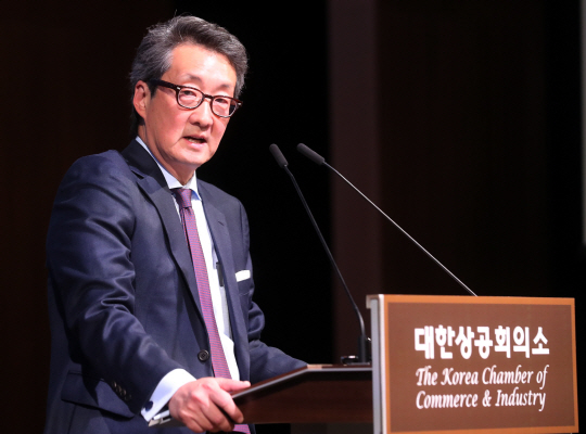 빅터 차 미국 전략국제문제연구소(CSIS) 한국 석좌가 18일 대한상공회의소가 주최한 ‘트럼프 시대, 한국 경제의 진로’ 세미나에서 강연하고 있다. /연합뉴스