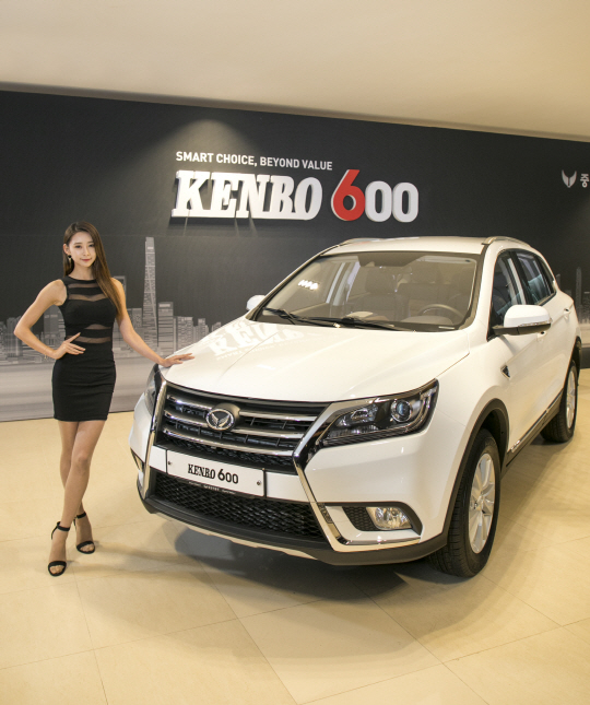 중한자동차 모델이 18일 인천 본사 전시장에서 중국은상기차의 스포츠유틸리티차량(SUV) ‘켄보 600’을 소개하고 있다./사진제공=중한차