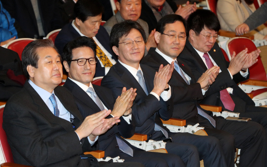 18일 오전 대구에서 열린 바른정당 대구시당 창당대회에서 참석자들이 박수를 치고 있다. 김무성(왼쪽부터) 고문, 정병국 창당준비위원장, 유승민 고문, 주호영 원내대표, 이종구 정책위의장.  /대구=연합뉴스