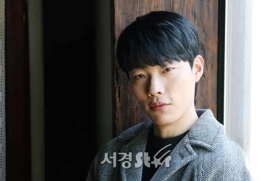 배우 류준열이 16일 오후 서울 삼청동 한 카페에서 인터뷰 전 포토타임을 가졌다.