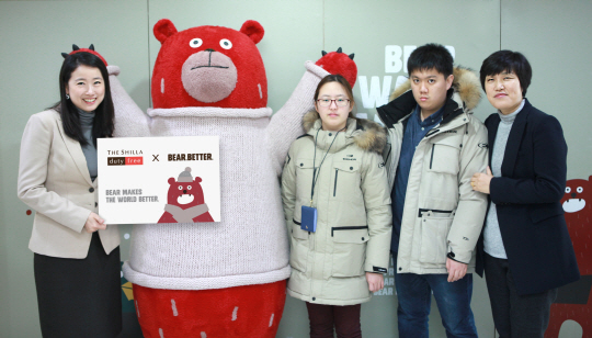 신라면세점이 겨울 정기세일 모델로 활용한 빨간 곰 캐릭터 ‘베어베터’의 탈과 의상 및 대형 조형물을 사회적 기업 ‘베어베터’에 기증하고 있다./사진제공=신라면세점