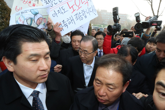 반기문 전 유엔 사무총장이 18일 청년 대상 특강을 위해 광주 조선대학교를 찾았으나 진입로에서 10여명의 학생들에게 항의를 받는 등 사실상 실효성 없는 방문이었다는 혹평을 받았다. /연합뉴스