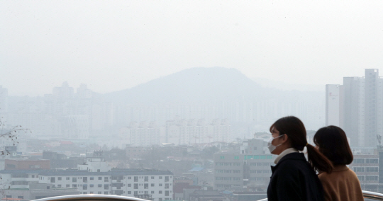 18일 강원 춘천시 도심 하늘이 미세먼지로 뿌옇게 흐려 있다. 이날 오후 전남과 제주 등 일부 지역을 제외한 전국 대부분이 미세먼지 ‘나쁨’에서 ‘매우 나쁨’ 수준을 보였다.  /춘천=연합뉴스