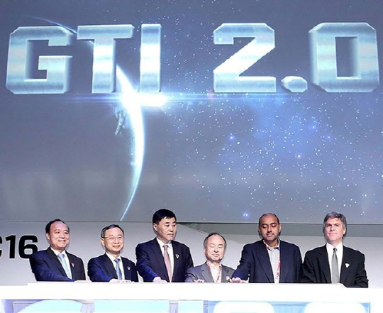 황창규 회장(왼쪽에서 두 번째)이 2016 MWC에서 열린 GTI 2.0 리더스커미티 출범식에 참석해 기념촬영을 하고 있다.
