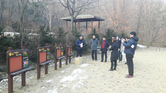 전남도청과 전남지자체 유아숲체험원 담당업무 공무원들이 천안 태학산자연휴양림내 유아숲체험원을 방문해 천안시 관계자로부터 설명을 듣고 있다.