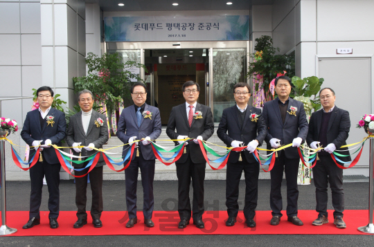 지난 18일 경기 평택에서 열린 롯데푸드 평택공장 준공식에서 이영호(왼쪽 네번째) 롯데푸드 대표와 정승인(왼쪽 세번째) 세븐일레븐 대표를 비롯한 관계자들이 테이프를 자르고 있다. /사진제공=롯데푸드