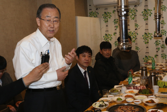 반기문 전 유엔 사무총장이 18일 오후 대구 서구 한 식당에서 지역 젊은이들과 만나 이야기를 하고 있다. /연합뉴스