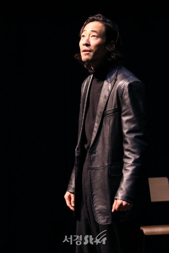 배우 류승범이 19일 열린 연극 ‘남자충동’ 연습실 공개행사에서 열연을 펼치고 있다.