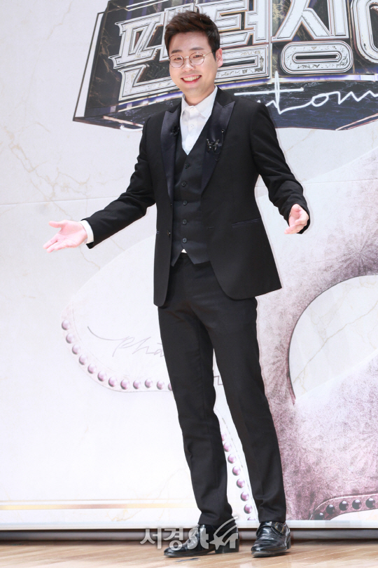 /19일 오전 서울 마포구 상암동 JTBC빌딩 2층에서 열린 JTBC ‘팬텀싱어’ TOP12 참가자 기자 간담회에서 김현수가 포토타임을 갖고 있다.