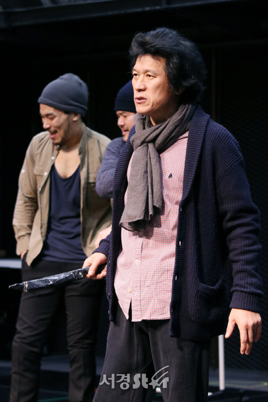 배우 김뢰하가 19일 열린 연극 ‘남자충동’ 연습실 공개행사에서 열연을 펼치고 있다.