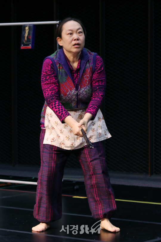 배우 황정민이 19일 열린 연극 ‘남자충동’ 연습실 공개행사에서 열연을 펼치고 있다.
