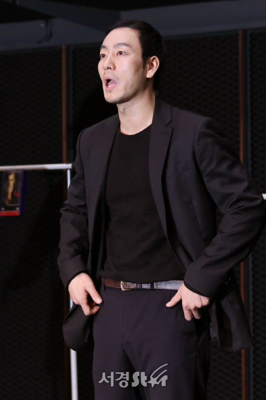 배우 박해수가 19일 열린 연극 ‘남자충동’ 연습실 공개행사에서 열연을 펼치고 있다.