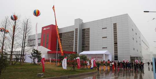 코스맥스 관계자들이 18일 중국 상하이에서 색조 화장품 전용 공장 완공식을 개최하고 있다./ 사진제공=코스맥스