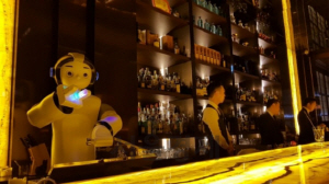 (주)로보케어가 개발한 ‘아로(A-RO)’가 서울 강남의 한 술집에서 바텐더 ‘카보’라는 이름으로 얼음을 동그랗게 깎는 일을 하고 있다. /사진제공=로보케어