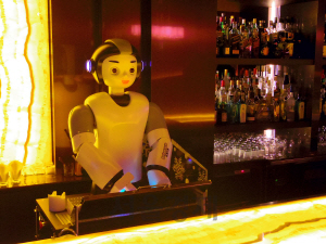 (주)로보케어가 개발한 ‘아로(A-RO)’가 서울 강남의 한 술집에서 바텐더 ‘카보’라는 이름으로 얼음을 동그랗게 깎는 일을 하고 있다. /사진제공=로보케어