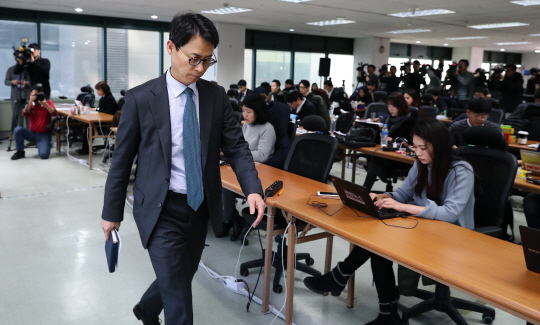 삼성전자 이재용 부회장에 대한 구속영장이 기각된 19일 오전 박영수 특별검사팀의 이규철 특검보가 입장을 발표한 뒤 굳은 표정으로 회견장을 떠나고 있다. /연합뉴스