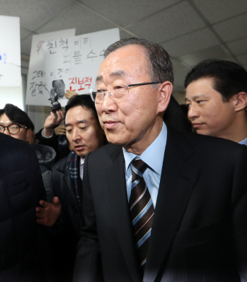 19일 대전 카이스트를 방문한 반기문 유엔 전 사무총장이 학교 방문을 항의하는 학생들을 피해 다른 장소로 이동하고 있다./연합뉴스