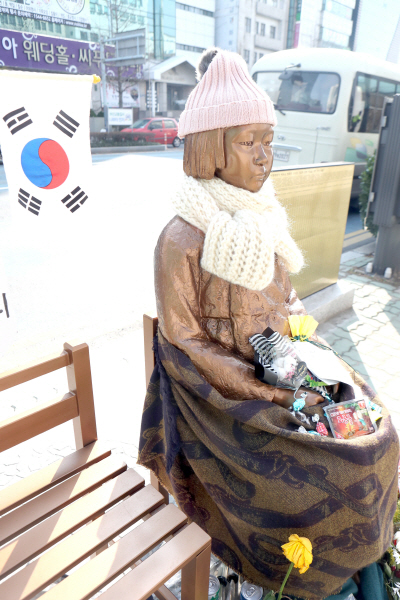 부산 동구 초량동 일본영사관 앞에 있는 평화의 소녀상. /연합뉴스