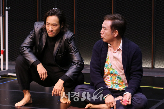 배우 손병호가 19일 열린 연극 ‘남자충동’ 연습실 공개행사에서 열연을 펼치고 있다.