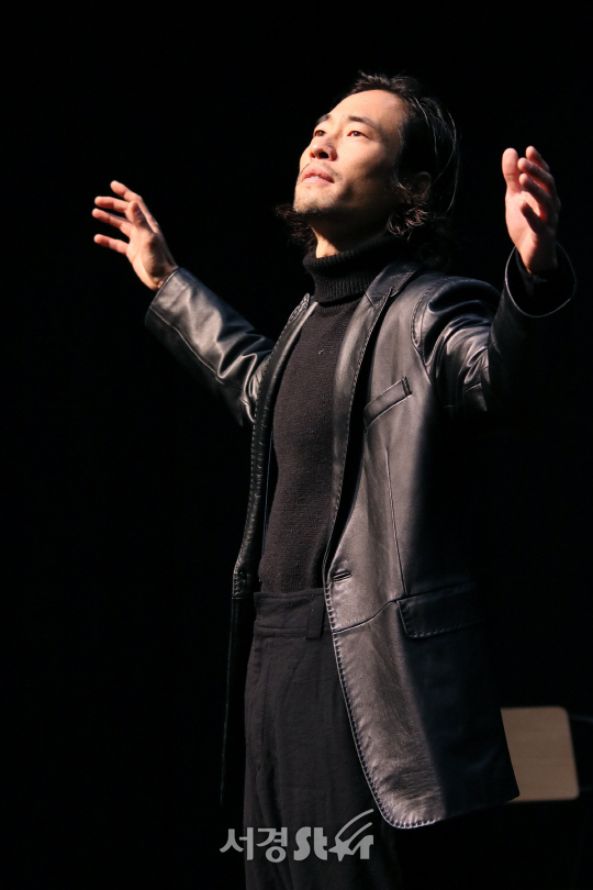 배우 류승범이 19일 열린 연극 ‘남자충동’ 연습실 공개행사에서 열연을 펼치고 있다. /사진=오훈 기자