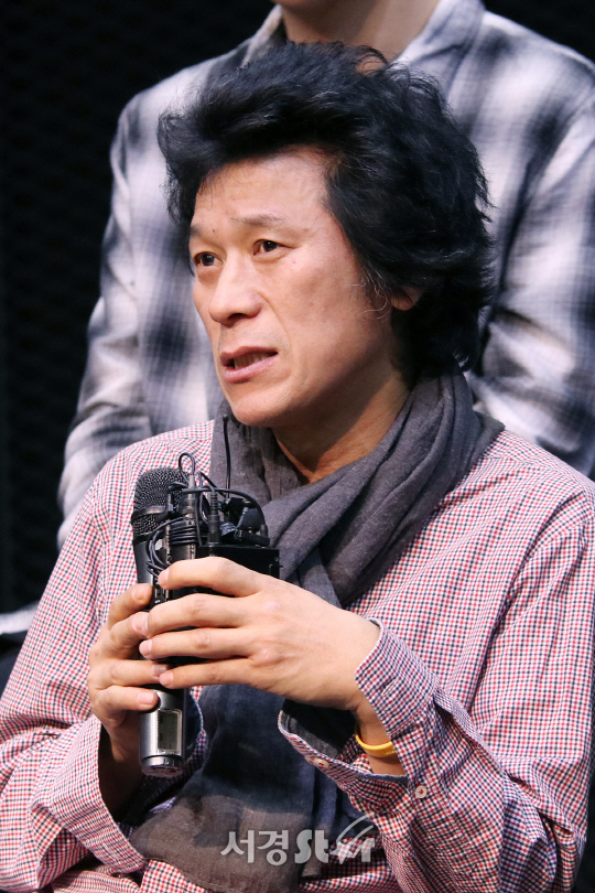 배우 김뢰하가 19일 열린 연극 ‘남자충동’ 연습실 공개행사에서 인사말을 하고 있다.
