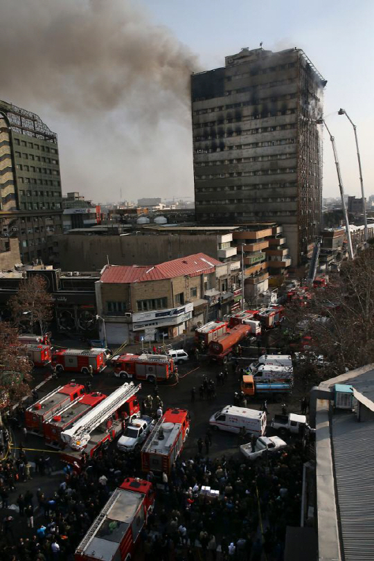 테헤란 의류상가 화재…소방관 30명 사망, 대규모 인명피해 우려