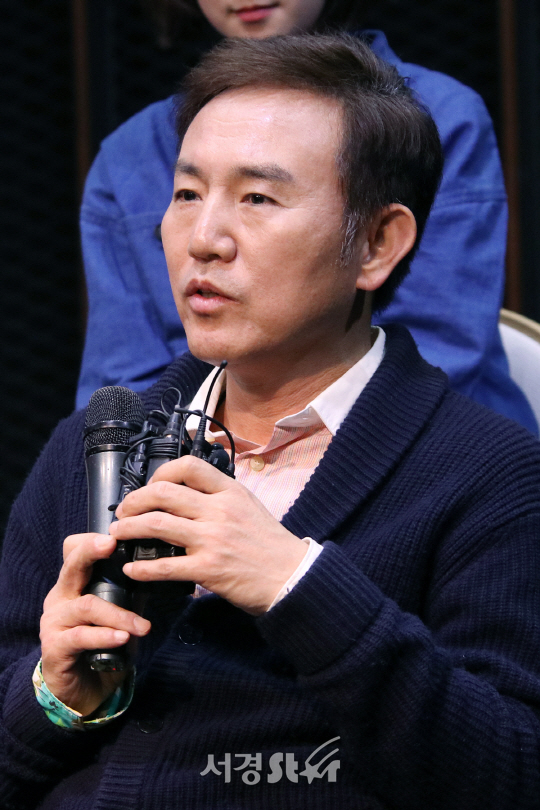 배우 손병호가 19일 열린 연극 ‘남자충동’ 연습실 공개행사에서 인사말을 하고 있다.