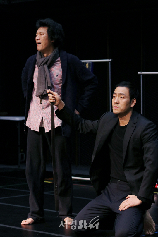 배우 김뢰하, 박해수가 19일 열린 연극 ‘남자충동’ 연습실 공개행사에서 열연을 펼치고 있다.