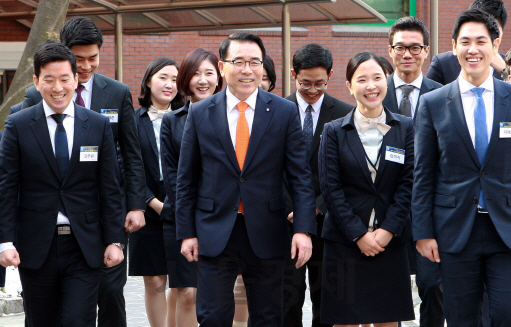 [신한금융 새회장에 조용병 행장] 공수만능 해결사.. 리딩금융 걸맞는 먹거리 만든다