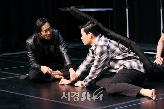 배우 류승범, 전역산이 19일 열린 연극 ‘남자충동’ 연습실 공개행사에서 열연을 펼치고 있다.