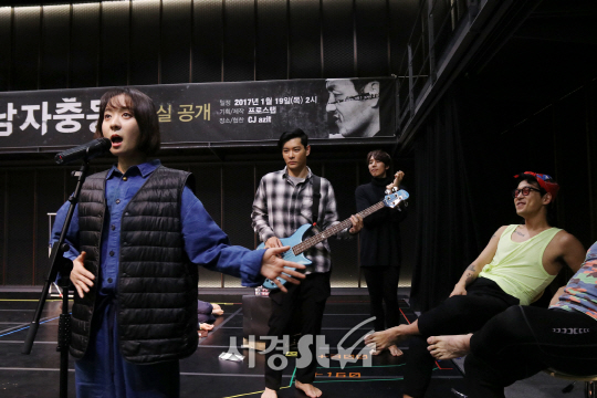 배우 송상은이 19일 열린 연극 ‘남자충동’ 연습실 공개행사에서 열연을 펼치고 있다.