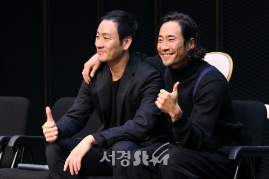 배우 류승범, 박해수가 19일 열린 연극 ‘남자충동’ 연습실 공개행사에서 포토타임을 갖고 있다.