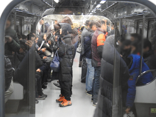 대한(大寒)인 20일 중부지방에 대설주의보에 많은 눈이 내려 전철을 이용하려는 많은 시민들이 서울 지하철 1호선 인천행 열차의 고장으로 불편을 겪었다. /연합뉴스