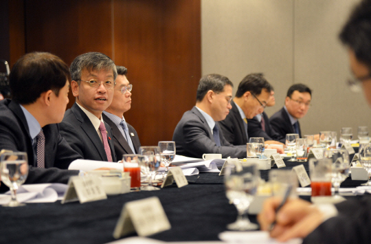 정부 관계자들이 20일 서울 중구 은행회관에서 열린 비상경제TF 회의에서 논의를 하고 있다. /사진제공=기획재정부