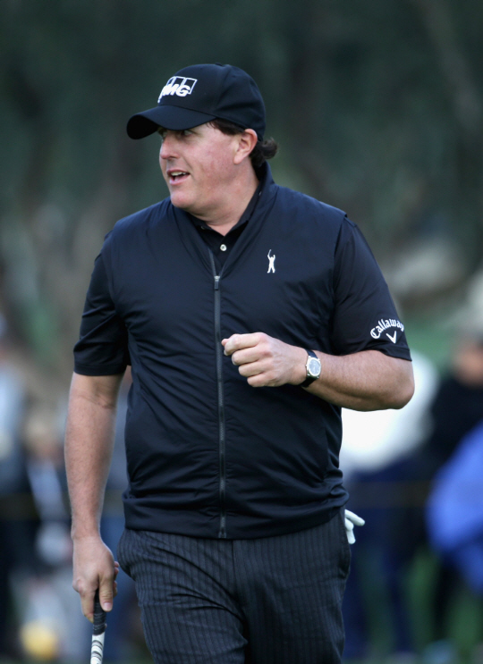 필 미컬슨이 20일(한국시간) 미국 PGA 투어 커리어빌더 챌린지 1라운드 16번홀에서 칩샷으로 파 세이브에 성공한 뒤 갤러리의 횐호에 답하고 있다. /라킨타=AFP연합뉴스