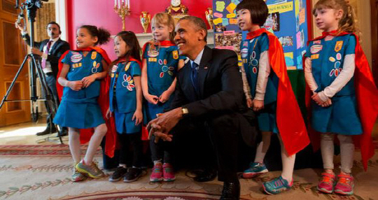 버락 오바마 대통령이 걸스카우트 단원들과 함께 사진을 찍고 있다./워싱턴DC=AP연합뉴스