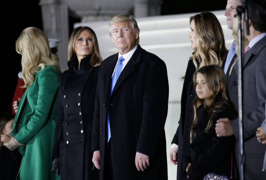 도널드 트럼프 미국 대통령 당선인(왼쪽에서 세번째)과 그의 부인인 멜라니아 트럼프(왼쪽에서 두번째)/출처=EPA