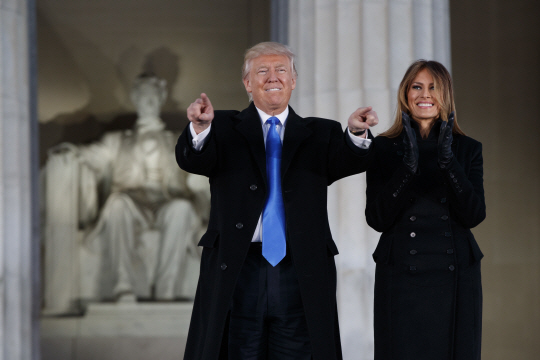 President-elect Donald Trump, left, and his wife Melania Trump arrive to the “Make America Great Again Welcome Concert” at the Lincoln Memorial, Thursday, Jan. 19, 2017, in Washington. (AP Photo/Evan Vucci)      <저작권자(c) 연합뉴스, 무단 전재-재배포 금지>