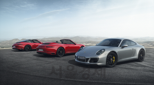 포르쉐 911 GTS 모델들. 왼쪽부터 911 타르가 4 GTS, 911 카레라 4 GTS 카브리올레, 911 카레라 4 GTS/사진제공=포르쉐 코리아