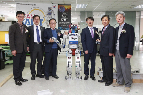 지난 19일 한국과학기술원(KAIST) 교내 KI 빌딩에서 열린 ‘휴머노이드 로봇 연구센터’ 개소식에서 오준호 교수(왼쪽에서 3번째·연구센터 소장) 등 참석자들이 기념촬영을 하고 있다. /사진제공=KAIST