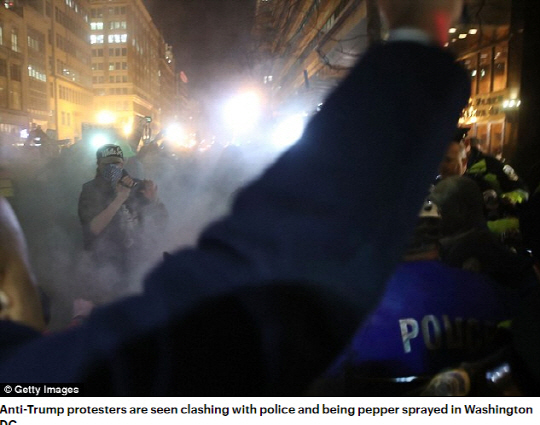 '反트럼프' 시위대 지지자들과 충돌 격해져…경찰 '최루액' 진압