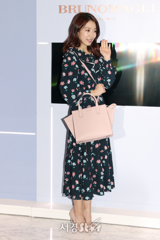 배우 박신혜가 20일 열린 브루노말리 팝업스토어 오픈 행사에 참석해서 포즈를 취하고 있다.