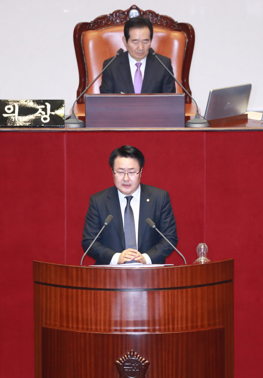 송기석 국민의당 의원이 20일 오후 국회에서 열린 본회의에서 중ㆍ고등학교 역사교과서의 국정화 추진 중단 및 폐기 촉구 결의안에 대한 안건 보고를 하고 있다. /연합뉴스