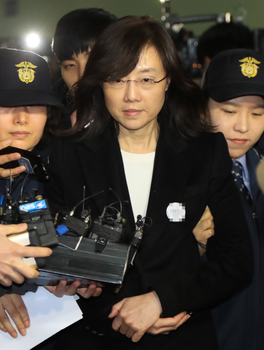 ‘문화·예술 블랙리스트’에 관여한 혐의로 구속된 조윤선 문화체육관광부 장관이 21일 오후 서울 강남구 대치동 특검에서 조사를 마친 뒤 구치소로 향하고 있다/연합뉴스