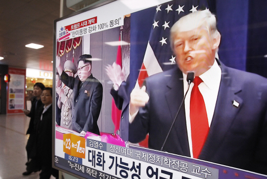 시민들이 22일 서울역 대합실에서 도널드 트럼프 신임 미국 대통령의 취임 소식을 TV를 통해 지켜보고 있다.     /AP
