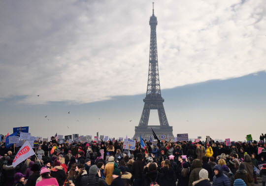 21일(현지시간) 프랑스 파리 에펠탑 앞에서 트럼프 취임에 반발한 이들이 모여 시위를 벌이고 있다./AFP연합뉴스