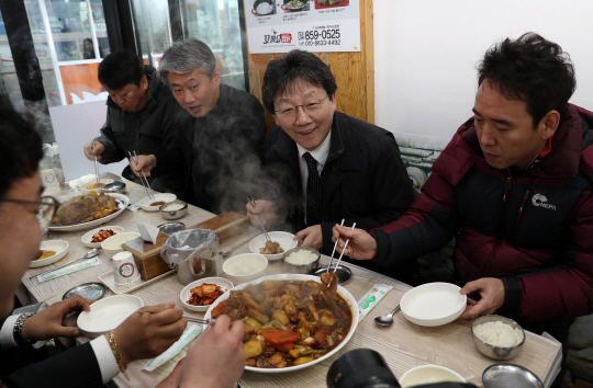 유승민(오른쪽 두 번째) 바른정당 의원이 22일 경북 안동시 서부동 안동구시장 한 식당에서 시민들과 찜닭을 먹고 있다. /연합뉴스