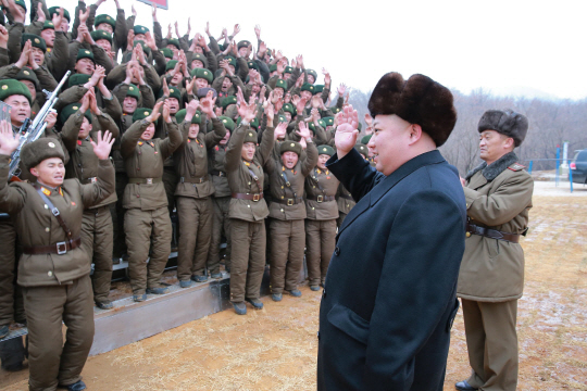 北김정은 군사행보 잦아져...'훈련열풍 일으켜야'
