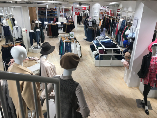 지난 21일 찾은 에잇세컨즈 명동점 매장 2층 여성복 코너. 직원만 매장을 정리하고 있다. /박윤선기자