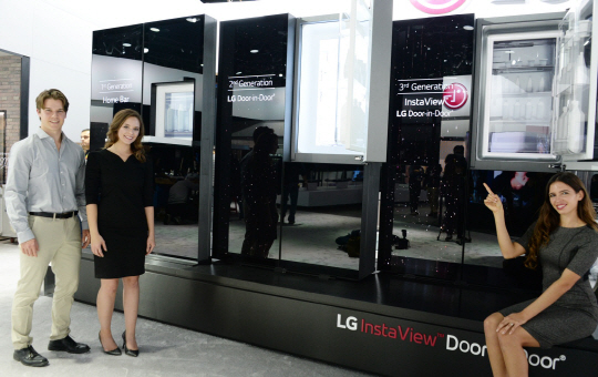 LG전자 모델이 1월 초 미국 라스베이거스에서 열린 ‘CES 2017’에서 LG 프리미엄 냉장고의 차별화된 기능인 ‘매직스페이스’를 소개하고 있다. LG전자 ‘매직스페이스 냉장고’가 최근 글로벌 판매 300만대를 돌파했다. /사진제공=LG전자